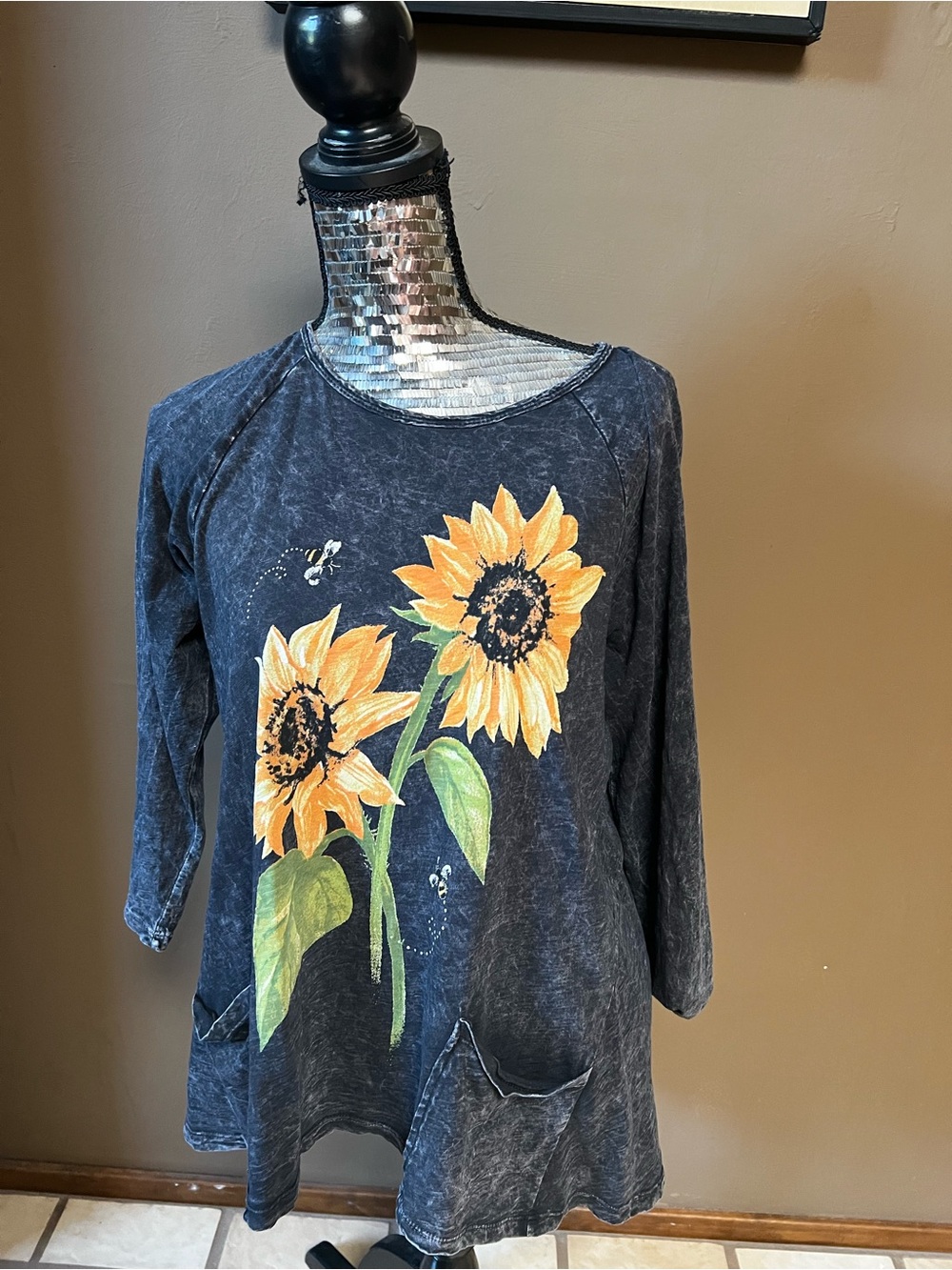 Jess & Jane black sunflower graphic tunic top with pockets in size S